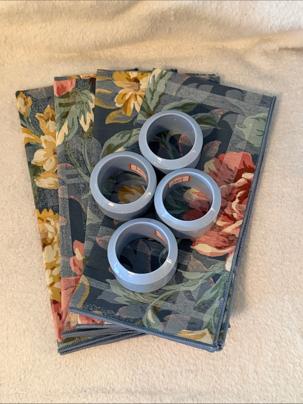 NWOT Set of 4 Floral Cloth Napkins and 4 Blue Plastic Napkin Rings
